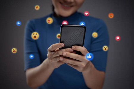 亚洲女使用智能手机为社交媒体提供泡图片