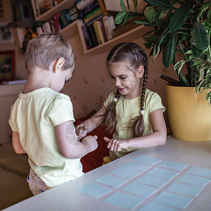 快乐的孩子在家庭室内玩棋盘游戏备忘录图片