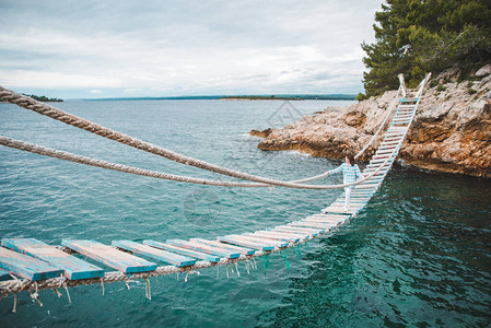 夏季背景时间穿越悬浮桥海图片
