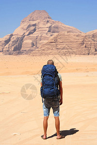 Rum沙漠的山上观光旅游者图片