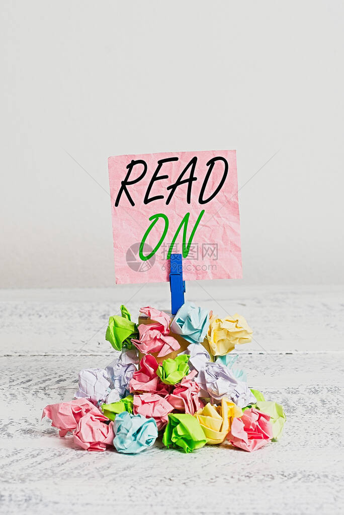 概念手写显示阅读概念意义花时间阅读以了解有关提醒堆彩色皱纸衣夹图片