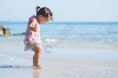 沙滩上一个小女孩的肖像图片