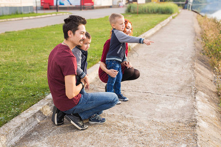 父母身份童年和家庭概念父母和两个男孩在公园里图片