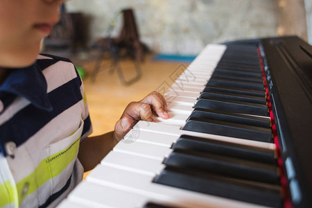 一个孩子弹钢琴男孩做钥匙音乐工作室孩子们的手指图片