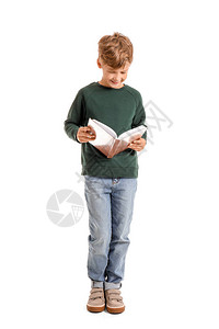 小男孩阅读白色图片