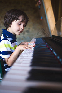 一个孩子弹钢琴男孩做钥匙音乐工作室孩子们的手指图片