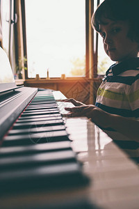 一个孩子学习弹钢琴男孩做钥匙音乐工作室孩子们的手指图片