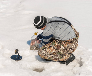 在河上安装冬季渔具图片
