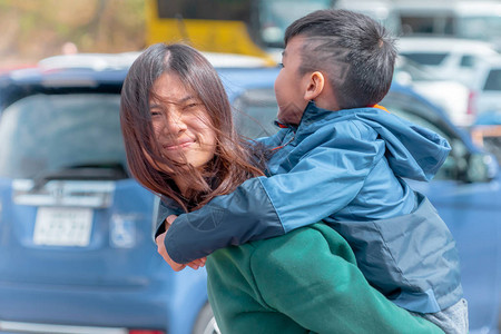 日本母亲背着她儿子在背上图片