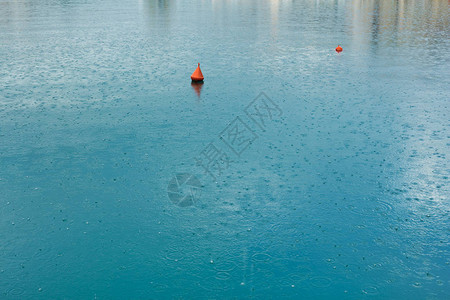 港口水面上的雨滴图片