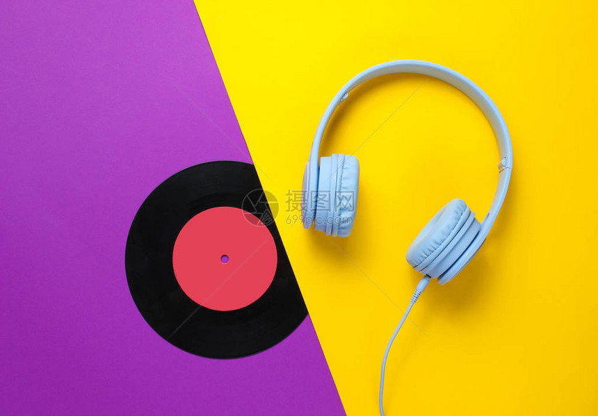 Retro风格音乐爱好者耳机紫黄色背景的IP记录平坦躺图片