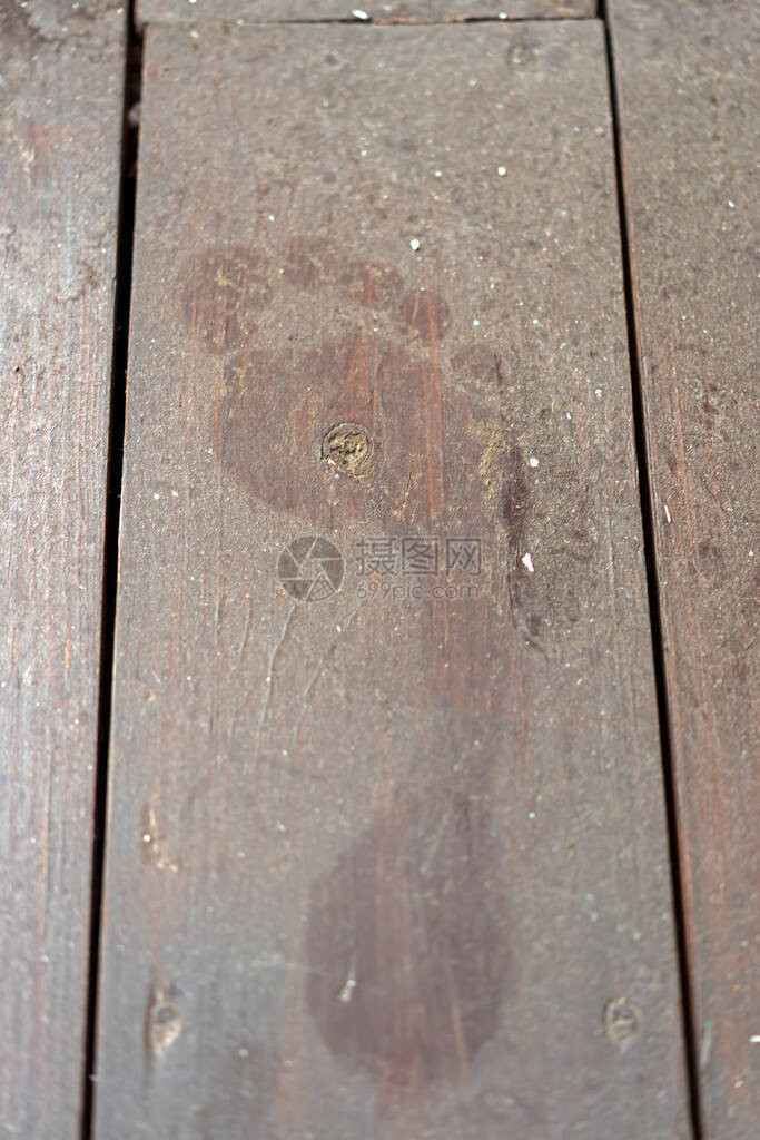一个成年人右脚留下的小径留在尘土飞扬的木板上图片
