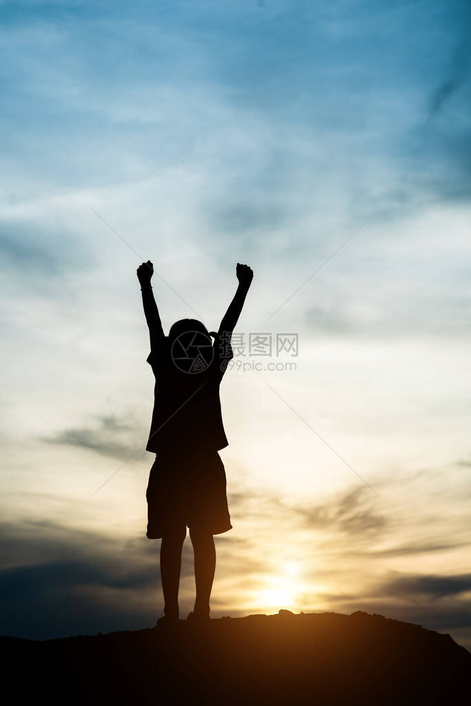 小女孩的月光向自由举手图片