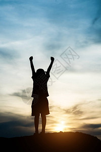 小女孩的月光向自由举手图片