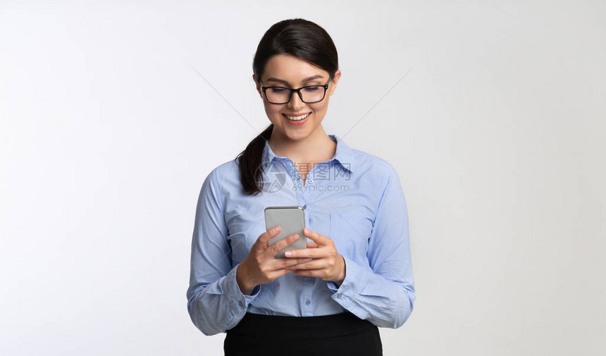 App利用白色工作室背景上的智能电话站的商业快乐图片