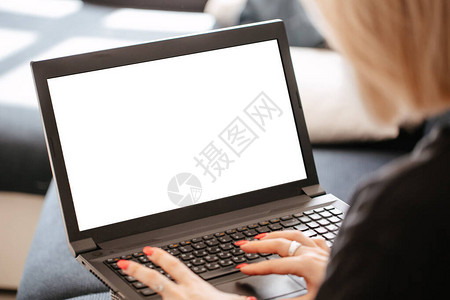 年轻的金发女人在家里用笔记本电脑工作自我隔离和检疫在线教育笔图片