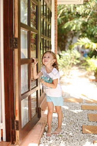小美国女孩站在门口图片