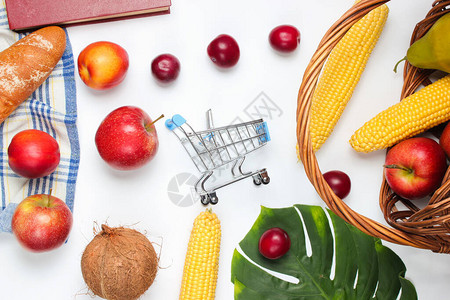 为野餐买食物迷你购物小车水果和篮子在白色背图片