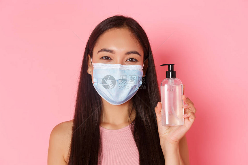 只戴医用口罩和洗手液购物的快乐亚洲女孩的特写镜头图片