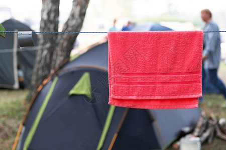 在帐篷附近的一条绳子上挂着红毛巾游客用图片
