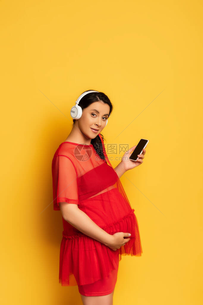 戴无线耳机的孕妇图片