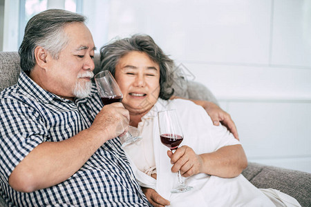快乐的老龄妇女及其丈夫图片