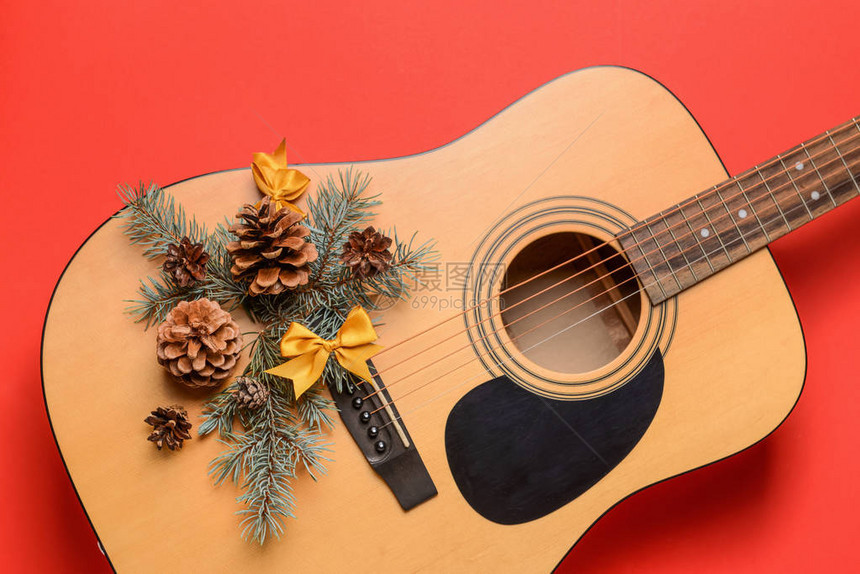 彩色背景上的吉他和圣诞装饰图片