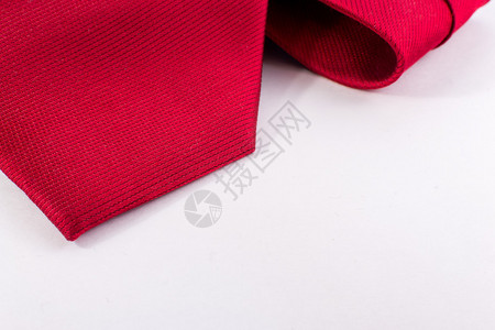 白色横向背景的现代商人光滑的红丝领带紧贴近身图片