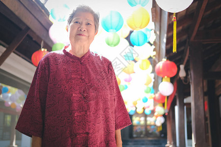 有纸的老年女高级图片