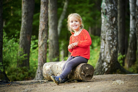 一个3岁快乐的小女孩正坐在森图片