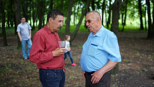 有两个老人在公园里聊天老头拿着塑料图片