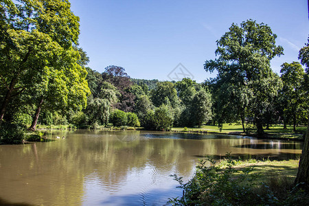 赛因城堡公园的池塘图片