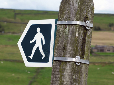 指示道路或公共人行道或英格兰通行权的步行方向标志图片