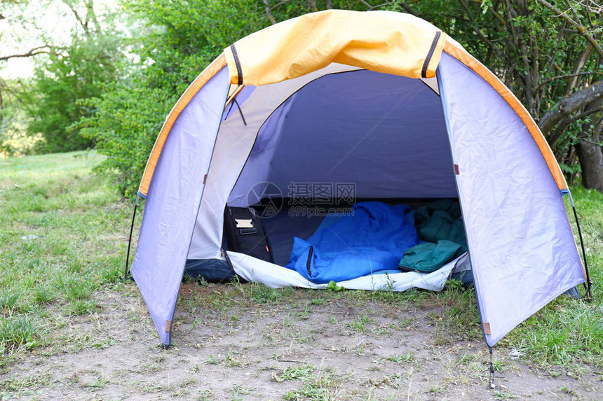 夏日在森林里露营的帐篷图片