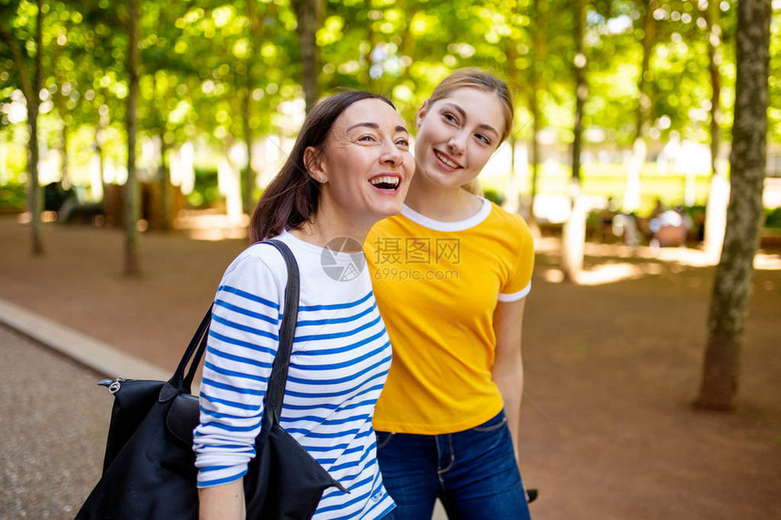 快乐的母亲和女儿一起走着离图片