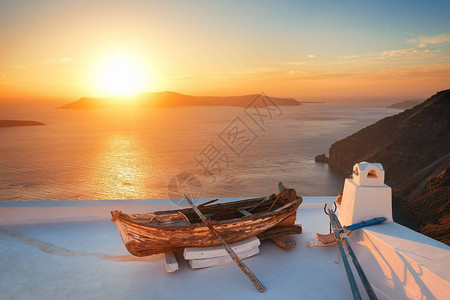 希腊圣托里尼日落时与老旧的退休船一起图片