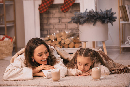 圣诞节前夕女人和她的小女儿在家图片
