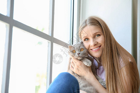 美丽的女人可爱的猫图片