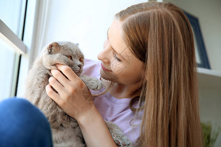 美丽的女人可爱的猫图片