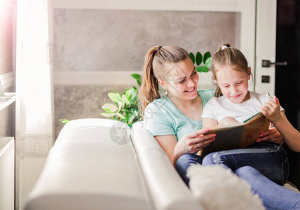 妈和女儿一起读一本书图片