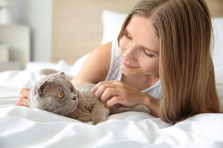 漂亮的女人和可爱的猫咪躺图片