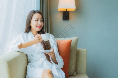 在内地客厅区沙发上用咖啡杯喝着沙发的美丽的图片