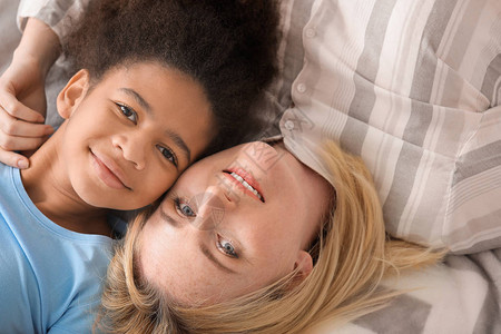 快乐的女人与她的非裔美国女儿躺图片