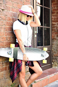 有滑板的年轻女人图片