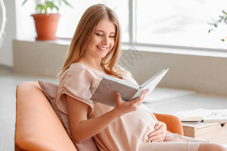 美丽的孕妇在家阅读书本妇女图片