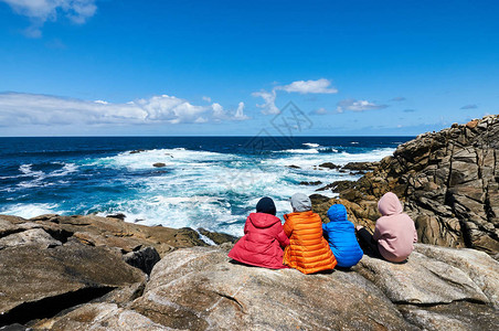 四人盯着海边看海岸图片