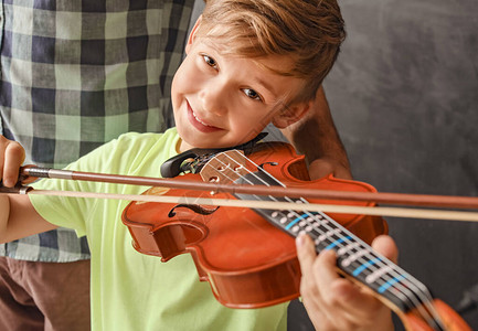 在音乐学校拉小提琴的小男孩图片