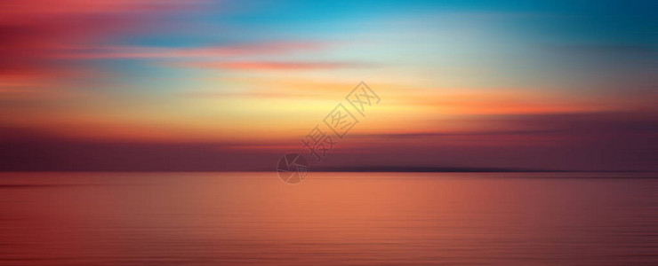黄昏时全景大气候热带日落在海面的模糊背景图片
