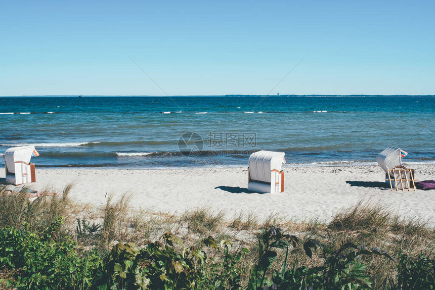 沙滩上沙滩上的沙椅与咸海和图片