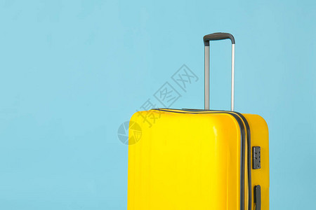 彩色背景上的包装手提箱旅游理念背景图片